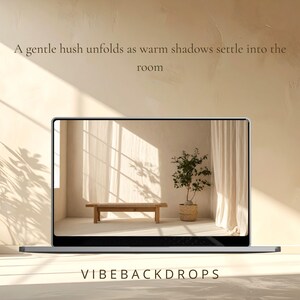 Może przedstawiać: Laptop wyświetla minimalistyczną scenę wnętrza z drewnianą ławką, rośliną doniczkową i zasłoną. Tekst "A gentle hush unfolds as warm shadows settle into the room" znajduje się nad ekranem. Marka "VIBEBACKDROPS" jest poniżej.