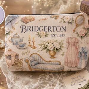Può includere: Una pochette rettangolare in tessuto con sfondo beige e un motivo stampato raffigurante un servizio da tè, una carrozza, una chaise longue, un abito, fiori e uno specchio a mano. Il testo recita BRIDGERTON EST. 1813 in lettere blu scuro.