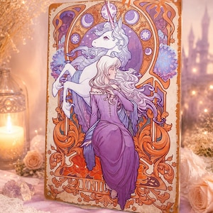 Pode incluir: Uma placa de metal retangular com uma ilustração art nouveau de um unicórnio branco e uma pessoa de cabelos longos vestindo um vestido roxo. O design inclui volutas florais laranja, detalhes circulares roxos e a palavra UNICORN na base.