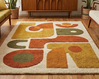 Puede incluir: Una alfombra rectangular grande con un fondo crema y formas abstractas en tonos naranja, amarillo y verde. La alfombra está colocada sobre un suelo de madera. El diseño recuerda al arte moderno de mediados de siglo.