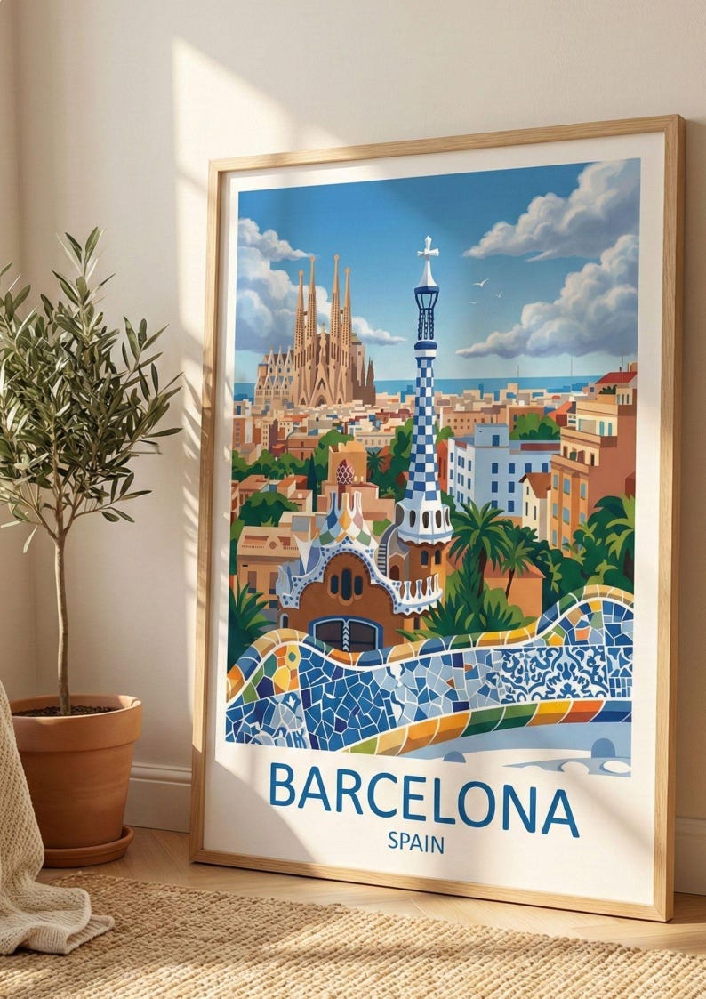 Puede incluir: Una impresi&oacute;n art&iacute;stica enmarcada que presenta una vibrante ilustraci&oacute;n de Barcelona, Espa&ntilde;a. La obra de arte muestra lugares emblem&aacute;ticos como la Sagrada Familia y el Park G&uuml;ell, con un cielo azul y edificios coloridos. La palabra "BARCELONA" se muestra en texto azul.