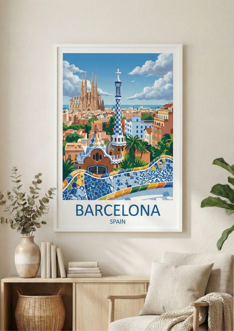 Puede incluir: Un p&oacute;ster enmarcado con una vibrante ilustraci&oacute;n de Barcelona, Espa&ntilde;a. La obra de arte muestra lugares emblem&aacute;ticos como la Sagrada Familia y el Park G&uuml;ell, con el nombre de la ciudad y el pa&iacute;s impresos.