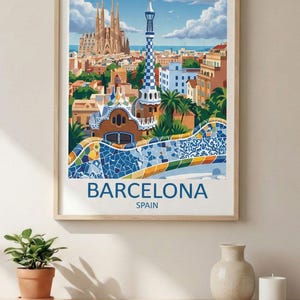 Puede incluir: Un p&oacute;ster enmarcado de Barcelona, Espa&ntilde;a, con la Sagrada Familia y el Park G&uuml;ell. El p&oacute;ster tiene un marco de madera clara y la palabra "Barcelona" en azul.