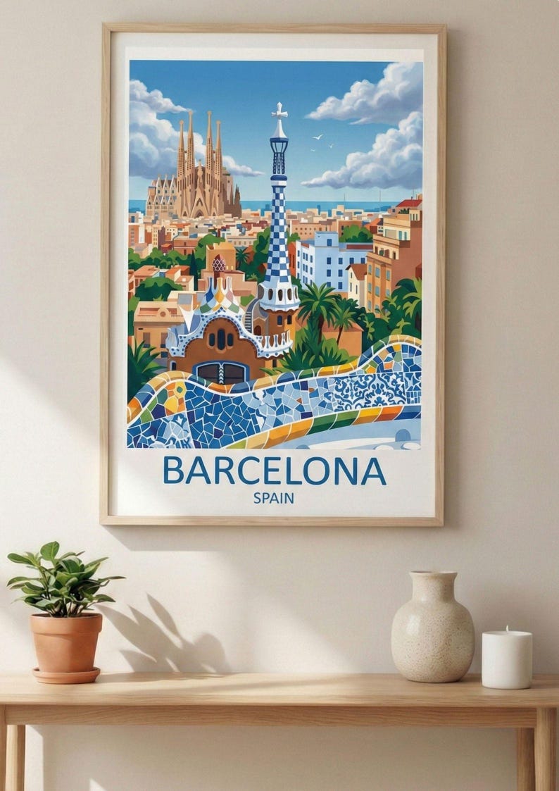 Puede incluir: Un p&oacute;ster enmarcado de Barcelona, Espa&ntilde;a, con la Sagrada Familia y el Park G&uuml;ell. El p&oacute;ster tiene un marco de madera clara y la palabra "Barcelona" en azul.