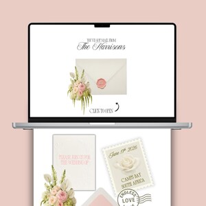 Pu&ograve; includere: Uno schermo di laptop mostra un design di invito di nozze con composizioni floreali e una busta sigillata con un timbro di cera rosa. Ulteriori elementi includono dettagli dell'invito, francobolli e foto, il tutto in tenui tonalit&agrave; rosa e bianco.