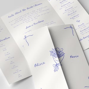 Könnte beinhalten: Ein weißes Hochzeitsprogramm mit blauem handgeschriebenem Text. Das Programm ist gefaltet und enthält Abschnitte für den Hochzeitszeitplan, die Hochzeitsgesellschaft und Fakten über das Brautpaar. Eine Illustration eines Blumenstraußes ist ebenfalls vorhanden.