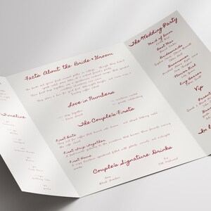 Könnte beinhalten: Ein gefaltetes Hochzeitsprogramm mit burgunderfarbenem Text auf cremefarbenem Hintergrund. Das Programm enthält Abschnitte für die Hochzeitsgesellschaft, den Zeitplan und Details über das Brautpaar. Das Programm ist geöffnet und zeigt mehrere Tafeln.
