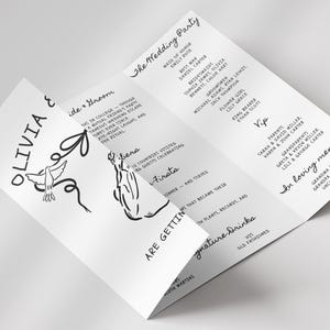 Könnte beinhalten: Ein weißes, gefaltetes Hochzeitsprogramm mit schwarzer Schrift. Das Programm listet die Hochzeitsgesellschaft, VIPs und die in liebevoller Erinnerung auf. Dekorative Strichzeichnungen zeigen eine Taube und ein Brautpaar.