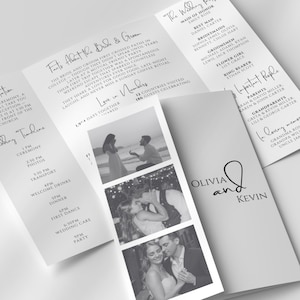 Könnte beinhalten: Eine dreifach gefaltete Hochzeitseinladung in Grau- und Weißtönen. Die Einladung enthält die Namen "Olivia und Kevin", Hochzeitsdetails, einen Zeitplan und Schwarz-Weiß-Fotos des Paares. Das Design ist elegant und minimalistisch.