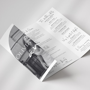 Könnte beinhalten: Ein dreifach gefaltetes Hochzeitsprogramm mit einem Schwarz-Weiß-Foto einer Frau. Das Programm listet die Hochzeitsgesellschaft auf, einschließlich der Brautjungfer, des Trauzeugen, der Brautjungfern und der Bräutigame. Das Programm listet auch die Eltern und Großeltern auf.