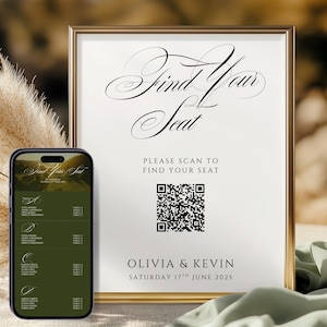 Könnte beinhalten: Ein goldgerahmtes Schild mit dem Schriftzug "Find Your Seat" in eleganter Schrift, einem QR-Code und Hochzeitsdetails. Ein Smartphone zeigt einen Sitzplan. Der Hintergrund ist verschwommen, mit einem hellgrünen Tuch im Vordergrund.