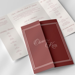 Op de afbeelding: Trouwuitnodigingsset met een bordeauxrood en wit kleurenschema. De uitnodiging bevat details zoals de bruilofttijdlijn, de bruiloftgasten en de namen "Olivia & Kevin". Het ontwerp is elegant en klassiek.