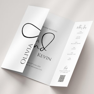 Könnte beinhalten: Eine weiße Hochzeitseinladung, dreifach gefaltet, mit schwarzem Text und einem stilisierten Unendlichkeitszeichen. Die Einladung enthält die Namen Olivia und Kevin, das Hochzeitsdatum und einen QR-Code. Der Zeitplan des Hochzeitstages ist ebenfalls aufgeführt.