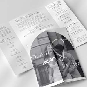 Könnte beinhalten: Eine Hochzeitseinladungssuite mit einem dreifachen Design und einem Schwarz-Weiß-Foto des Paares. Die Einladung enthält die Namen "Olivia und Kevin" sowie Details zur Zeremonie, zum Empfang und zur Hochzeitsgesellschaft.