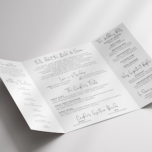 Pode incluir: Um programa de casamento branco de três dobras com texto preto. O programa inclui detalhes sobre o casal, o cortejo nupcial, o cronograma e as bebidas exclusivas. O programa está em uma superfície branca.