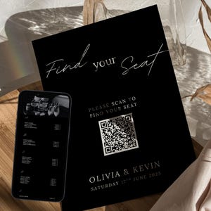 以下が含まれることがあります： 「Find your Seat」と書かれた黒いウェディング席次表。 「PLEASE SCAN TO FIND YOUR SEAT」の下にQRコードが表示されています。 Olivia & Kevinの名前と結婚式の日付が一番下にあります。 スマートフォンには座席配置が表示されています。