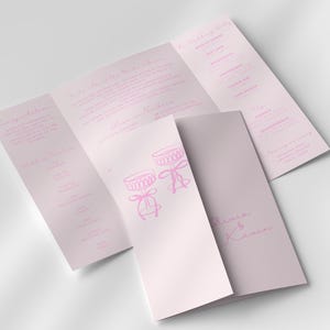 Op de afbeelding: Een lichtroze trouwuitnodiging, met een drievoudig ontwerp met evenementdetails en een lijst van de bruiloftsgasten. De uitnodiging bevat de namen "Olivia & Kevin" en illustraties van champagneglazen.