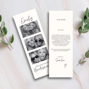 Könnte beinhalten: Zwei weiße Einladungskarten mit schwarzem Text. Eine Karte hat drei Schwarz-Weiß-Fotos im Fotokabinenstil einer Frau. Die andere Karte hat einen handgeschriebenen Brief mit der Frage "Willst du meine Brautjungfer sein?"