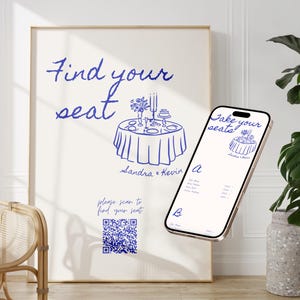 以下が含まれることがあります： Find your seat、Sandra & Kevin、please scan to find your seatという青い文字と線画が描かれた白い長方形の看板。QRコードと、対応するデジタル座席表を表示したスマートフォンが添えられています。