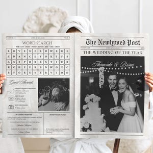 Könnte beinhalten: Eine schwarz-weiß Hochzeitsanzeige im Zeitungsstil. Die linke Seite zeigt ein Suchrätsel und Auszeichnungen für die Gäste. Die rechte Seite zeigt ein Foto des Paares, Amanda & Brian, beim Anschneiden ihrer Hochzeitstorte.