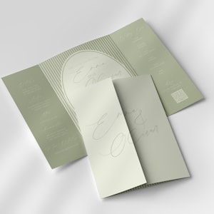 Könnte beinhalten: Eine hellgrüne Hochzeitseinladungssuite mit den Namen "Emma & Oliver" in eleganter Schrift. Die Einladung ist dreifach gefaltet und enthält zusätzlichen Text und einen QR-Code. Das Design ist minimalistisch.