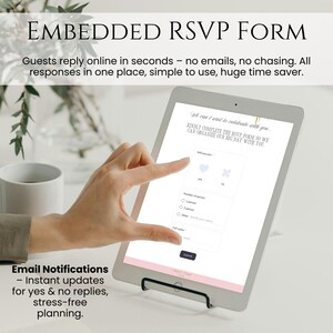 Pu&ograve; includere: Un tablet che mostra un modulo RSVP con il testo "Embedded RSVP Form". Lo schermo mostra i campi per le risposte degli ospiti, tra cui "Will you join?" e "Number of person". Il tablet &egrave; tenuto in un supporto nero.