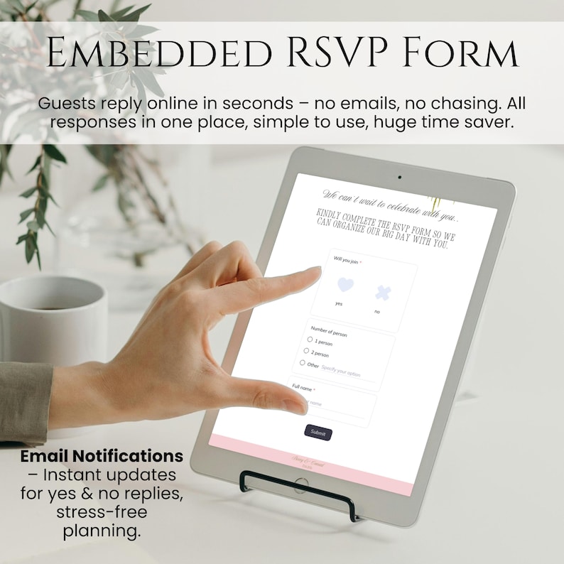 Pu&ograve; includere: Un tablet che mostra un modulo RSVP con il testo "Embedded RSVP Form". Lo schermo mostra i campi per le risposte degli ospiti, tra cui "Will you join?" e "Number of person". Il tablet &egrave; tenuto in un supporto nero.