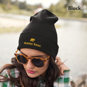 Mama Bear-borduurwerkcollectie, goudgeborduurde geribbelde gebreide beanie, gezellig wintercadeau voor moeders