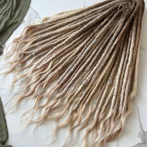 Dreadlocks i naturliga dreadlocks av äkta hår, enkel och dubbel ände