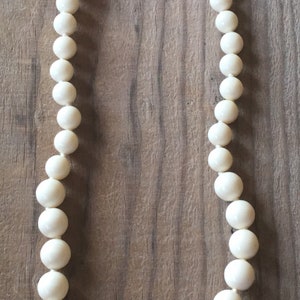 Mid century Plastic Graduated Beaded Necklace image 2