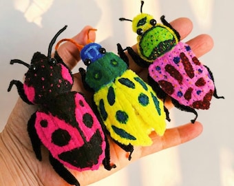 Figurines insectes tige chenille | Décoration murale vintage faite main de scarabée (peluche en polyester, cadre en bois)