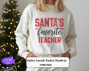 Puede incluir: Sudadera de color crema con el texto "SANTA'S favorite TEACHER" en letras rojas y a cuadros negros. El diseño incluye copos de nieve y lazos. La imagen también incluye el texto "Santa's Favorite Teacher Christmas" y "1 PNG FILE".