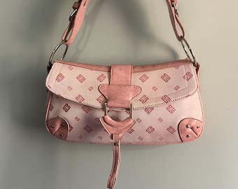 Bolsa de ombro mini estilo baguette vintage rosa com estampa de monograma e logo, estilo anos 2000/Y2K.