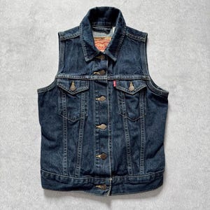 Vintage Levi's väst i mörk denim från Y2K Blokecore