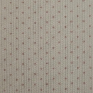 Op de afbeelding: Een close-up van een witte stof met een subtiel roze stippenpatroon. De stof heeft een textuur, een licht bobbelige oppervlak.