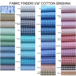 K&ouml;nnte beinhalten: Eine Stoffmusterkarte mit 1/16 Zoll Baumwoll-Gingham in verschiedenen Farben, darunter Gelb, Gr&uuml;n, Blau, Rot und Braun. Die Karte ist mit "Fabric Finders 1/16" Cotton Gingham" beschriftet.