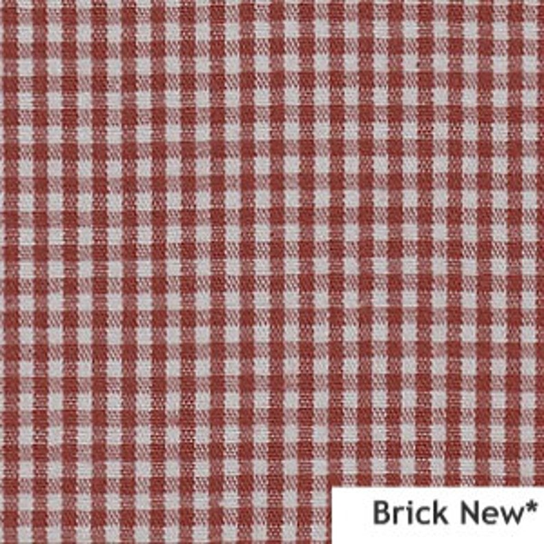 K&ouml;nnte beinhalten: Rotes und wei&szlig;es Gingham-Gewebe mit einer dezenten Textur. Der Stoff ist mit einem kleinen Karomuster gewebt.