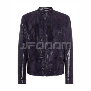 Peut inclure: Veste bleu foncé avec un motif peau de serpent. La veste a un col montant, une fermeture éclair sur toute la longueur et deux poches zippées. Les manches sont longues et la veste semble être faite d'un matériau brillant.