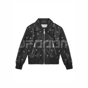 Può includere: Giacca bomber in pelle nera con occhielli argentati e chiusura a zip. La giacca ha un colletto, polsini e orlo a coste. Uno stile classico con un tocco moderno e audace.