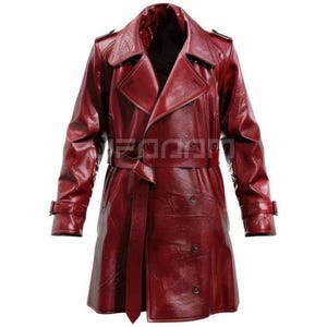 Könnte beinhalten: Ein tiefroter Trenchcoat mit glänzender, lackartiger Oberfläche. Dieses zweireihige Kleidungsstück verfügt über einen breiten Reverskragen, lange Ärmel mit Schnallenmanschetten, Schulterklappen und einen passenden Taillengürtel mit Schnalle.