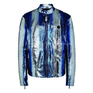 Może przedstawiać: Niebieska, srebrna i biała kurtka ze wzorem skóry węża, ze stójką i pełnym zamkiem błyskawicznym. Kurtka ma mały czarny emblemat na piersi i srebrne zamki na rękawach.