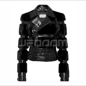 Puede incluir: Chaqueta de cuero negra con detalles de piel en las mangas y el cuello. La chaqueta tiene un patrón texturizado y una cintura con cinturón. Tiene solapas con muescas y cierre de cremallera diagonal. Prenda de abrigo elegante.