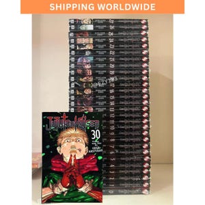 Op de afbeelding: Een stapel van 27 manga-volumes, met de cover van volume 30 op de voorgrond. De cover toont een personage met rode handschoenen en een rode sjaal. De tekst "Jujutsu Kaisen" en het nummer "30" zijn zichtbaar.