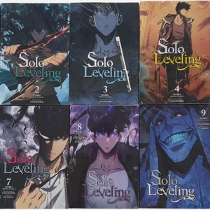 Puede incluir: Un juego de tres tazas de cerámica con un esmalte moteado de color crema. Cada taza presenta un diseño pintado a mano diferente: una hoja azul y verde, una flor amarilla y una baya roja. Las tazas tienen una forma simple y redondeada.