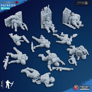 Puede incluir: Colección de figuras en miniatura grises que representan soldados en varias poses, algunos sentados y otros tumbados. Las figuras son detalladas, con armas y equipo militar. El fondo es azul oscuro.