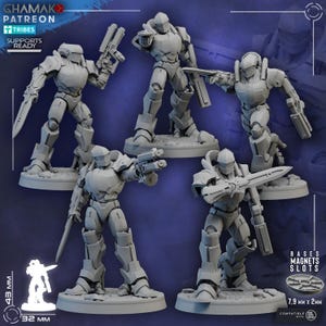 Può includere: Cinque miniature di robot grigie non dipinte in pose di combattimento dinamiche, ciascuna su una base circolare. Le figure presentano piastre corazzate, elmi e armi integrate tra cui spade e blaster. Il testo include GHAMAK PATREON, SUPPORTS READY, 43 MM, 32 MM e BASES MAGNETS SLOTS 7.9 MM X 2MM.