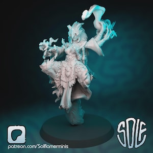 Puede incluir: Figura de fantasía blanca de un personaje femenino con un vestido fluido, adornada con detalles intrincados. La figura está posada dinámicamente, con los brazos extendidos y un elemento serpentino que se eleva por encima. La base es oscura y el fondo es un degradado de azul y verde azulado.