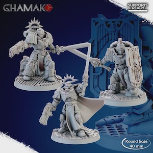 Puede incluir: Tres figuras en miniatura detalladas, de color gris claro, de figuras blindadas con armas y escudos. Las figuras están sobre bases redondas, con un diámetro de base de 40 mm. La imagen incluye el texto "GHAMAK" y "SUPPORTS READY".