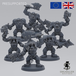 Peut inclure: Ensemble de figurines d'Orcs grises, chacune posant avec des armes comme des haches et des blasters. Les figurines sont sur des socles circulaires, avec le mot "PRESUPPORTED" en haut. Le logo Smuggler Boutique est en bas à droite.