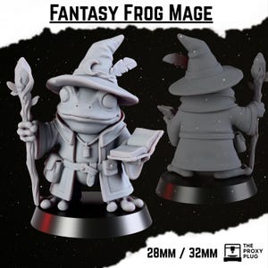 Puede incluir: Una figura gris de un mago rana de fantasía, sosteniendo un bastón y un libro, con un sombrero de mago con una pluma. La figura está sobre una base negra. El texto "FANTASY FROG MAGE" está en la parte superior. La base es de 28 mm / 32 mm.